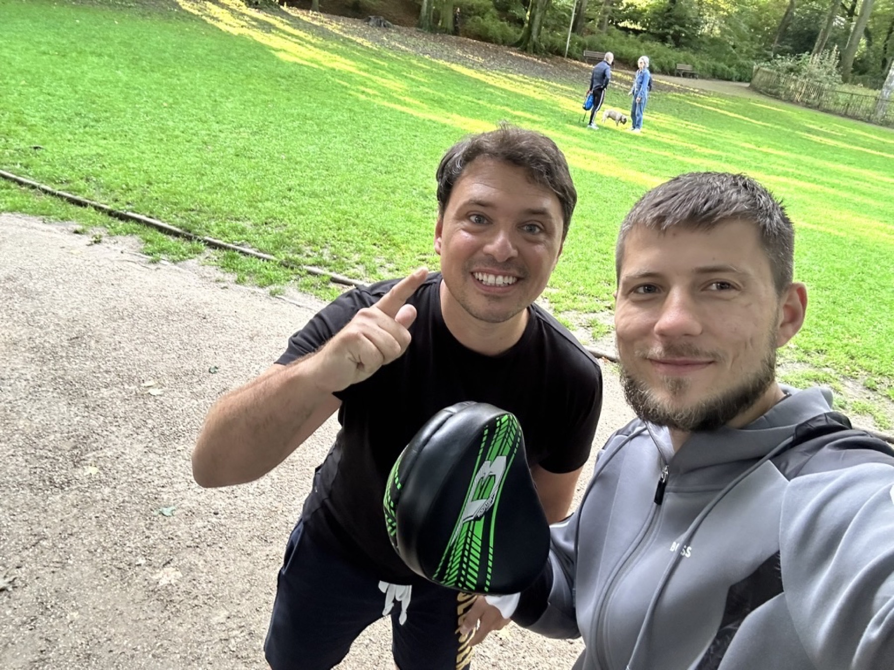 Mikhail Tarasyan et un client en séance de coaching en plein air